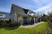 Ansicht mit Terrasse - Ihr Urlaubsdomizil in BüsumNordsee!