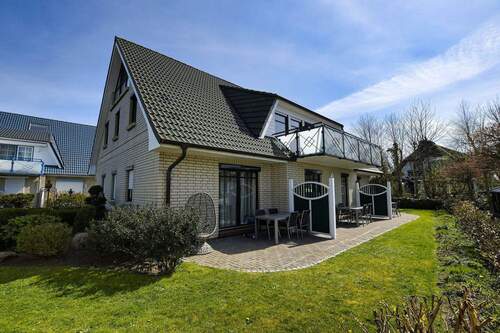 Ansicht mit Terrasse - Ihr Urlaubsdomizil in BüsumNordsee!