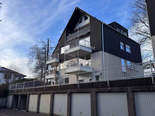 20. Rückwärtige Ansicht mit Garagen.jpg - 