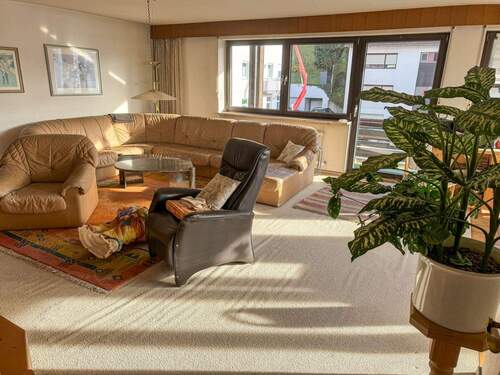 Wohnzimmer - Großzügige 3-Zimmer-Wohnung mit zwei Balkonen und ein Tiefgaragenstellplatz