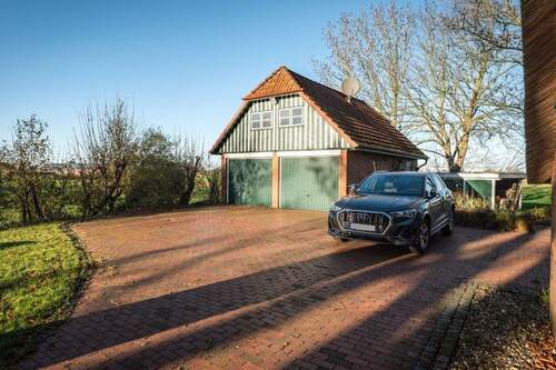 Garage und Stellplätze - 