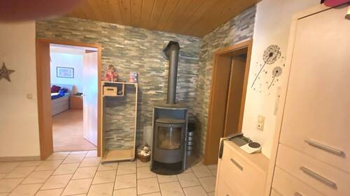 Eingangsbereich mit Schwedenofen - 2 Zimmer Etagenwohnung in Bad Peterstal-Griesbach