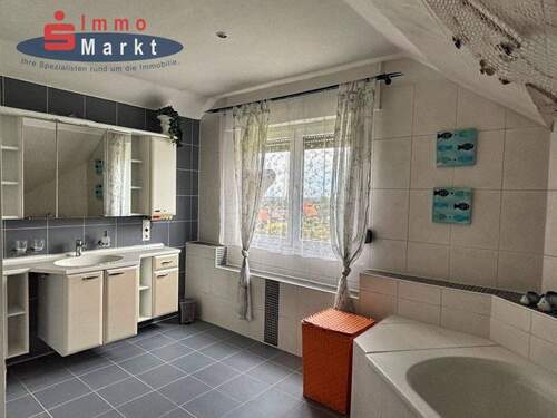 Bad im Obergeschoss mit Dusche und Badewanne - 