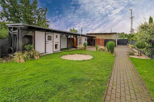 Garten mit Nebengebäude - 