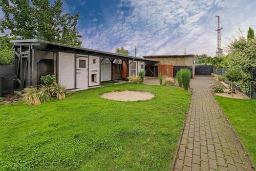 Garten mit Nebengebäude - 