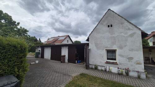 Blick aufs Haus und Nebengebäude - 