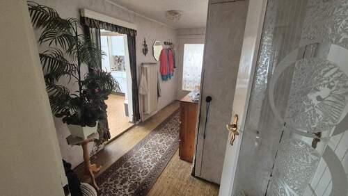 EG-Flur mit Blick in die Küche - 