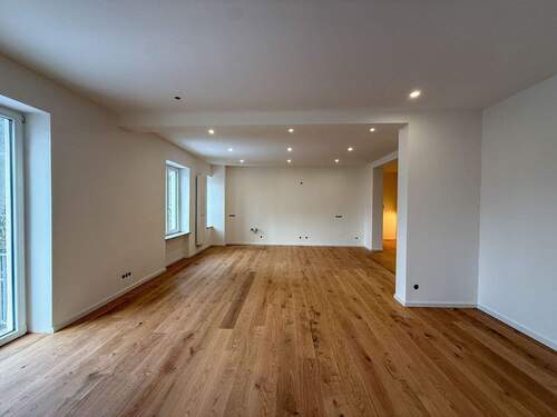 Wohnbereich und Küche - 2 Zimmer Etagenwohnung zur Miete in München