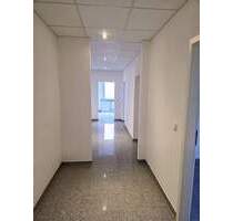 Repräsentative 72 m² Praxis-Bürofläche mit 2 Stellplätzen in Hanau (1. OG)