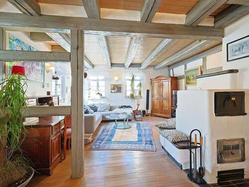 Heller, gemütlicher Wohnbereich mit Kamin - 