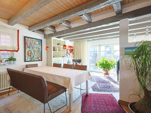 Essbereich mit Blick in den Wohnbereich - 