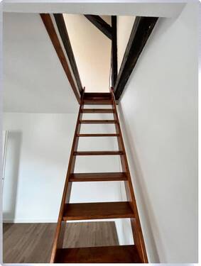 Aufgang Spitzboden - 2 Zimmer Etagenwohnung in Stuttgart