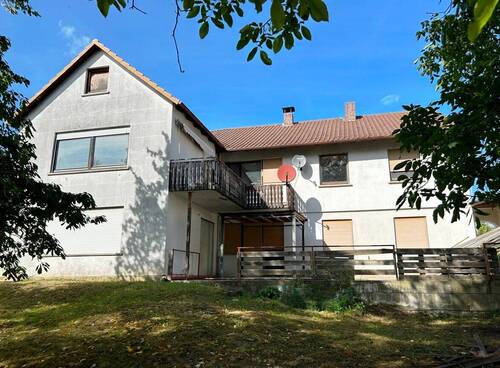 Hausrückseite mit Terrasse und Garten - 