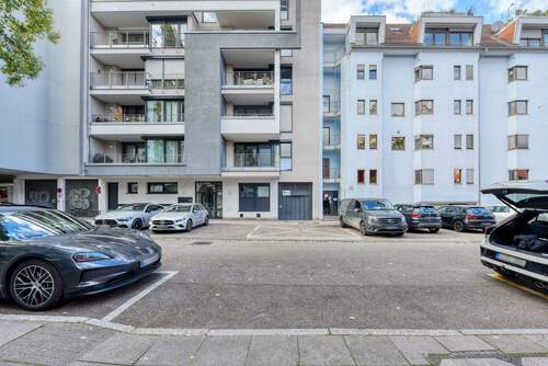 Hausansicht Süd-Ost - +++ mitten drin & trotzdem ruhig - 1.OG - zwei Balkone - gehoben & renoviert - Fliesen mit FB-Hzg. - inkl. Duplex & E...
