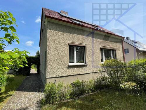 Straßenansicht - NEUER PREIS - SOLIDES VOLLUNTERKELLERTES EINFAMILIENHAUS MIT GROSSEM GRUNDSTÜCK