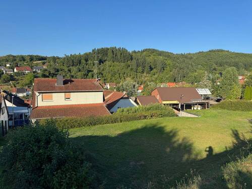 Blick Rückansicht Grundstück und Haus - 