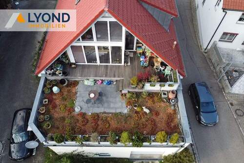 Drohnenbild - Dieses charmante Mehrfamilienhaus mit einer großen Scheune sucht Sie als neuen Eigentümer!