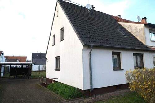 Ansicht vorne, Seite.jpg - Gepflegte, sofort bewohnbare, unterkellerte DHH in NeureutKirchfeld in ruhiger Lage, mit großem pflegeleichten Garten in Wald- u. Seenähe