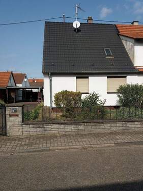 Haus Vorderansicht.jpg - Doppelhaushälfte mit 100,00 m&sup2; in Karlsruhe zum Kaufen