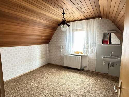 Eines von zwei Zimmern im DG - 