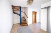 27.10a_Treppe und Flur zum OG - 
