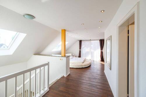 helles Schlafzimmer DG - 