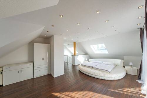 viel Platz im Schlafzimmer mit Zugang zum Balkon im DG - 