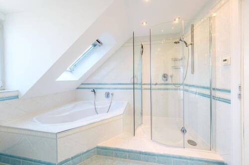 helles Badezimmer DG - 