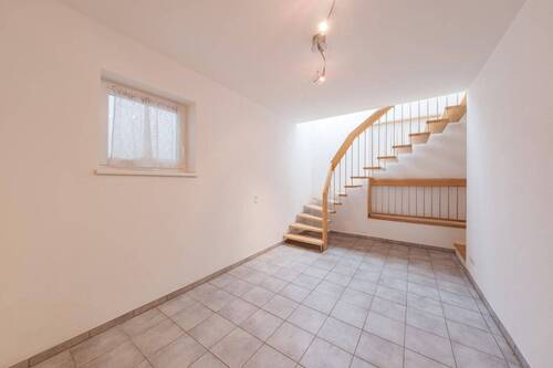 Zugang Tiefgarage und Gäste Zimmer im UG - 