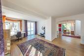 großzügiges Wohnzimmer im 1.OG - 