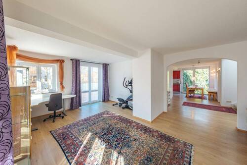 großzügiges Wohnzimmer im 1.OG - 