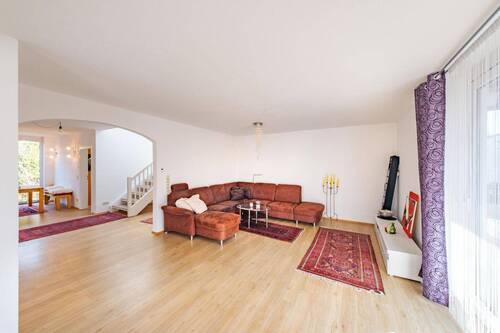 Wohnzimmer mit Zugang zum Balkon 1.OG - 