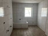 Bad mit Wanne und Dusche - 