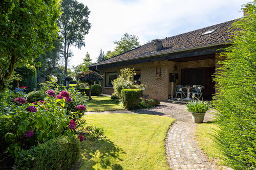 Seite - *** EINLADENDER BUNGALOW mit WALMDACH auf RIESEN GRUNDSTÜCK mit kleinem WALDSTÜCK ***