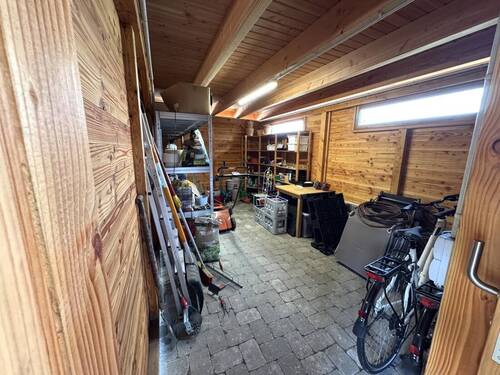 Abschließbarer Schuppen am Doppelcarport - 