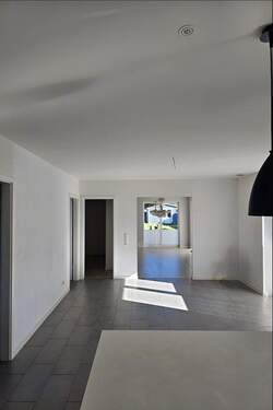 Blick in den Wohnraum von der Küche-1 - 