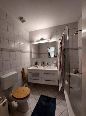 Badezimmer.jpg - 3 Zimmer Etagenwohnung in Cottbus