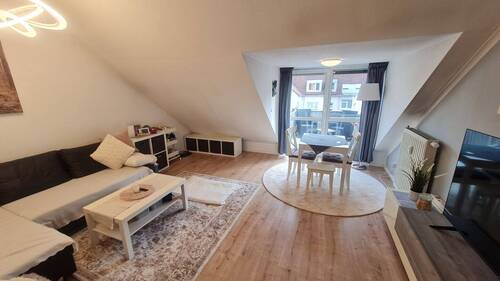 Wohnen - Schön geschnittene 3 Zimmer-DG-Wohnung mit Loggia und TG-Stellplatz -BEZUGSFREI