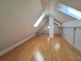 Dachzimmer mit Treppe - 