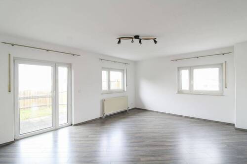 Wohnzimmer (3) - Oberhohndorf + Doppelhaushälfte + sofort beziehbar + 2 Terrassen + Garage + neu renoviert