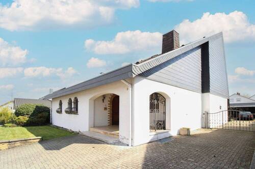 Hausansicht front (4) - Sofort bezugsfrei, renovierungsb. EFH mit Garten, ausgebautem UG, mehrere Schlafz. & Doppel-Garage