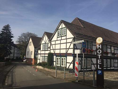 Einfahrt zur Wohnanlage - 