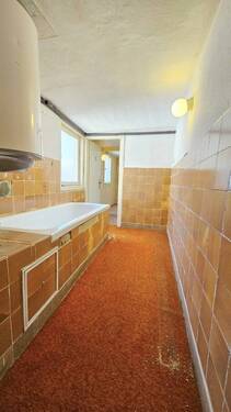 Wannenbad und WC im OG - 