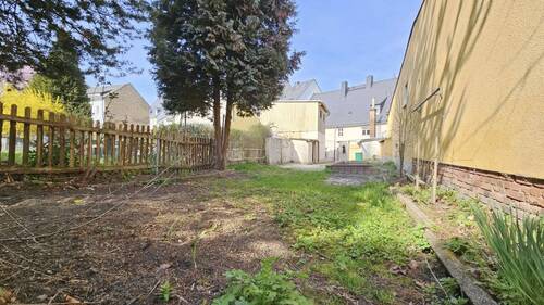 Wiese hinter dem Grundstück - 1 Zimmer Mehrfamilienhaus, Wohnhaus zum Kaufen in Waldheim