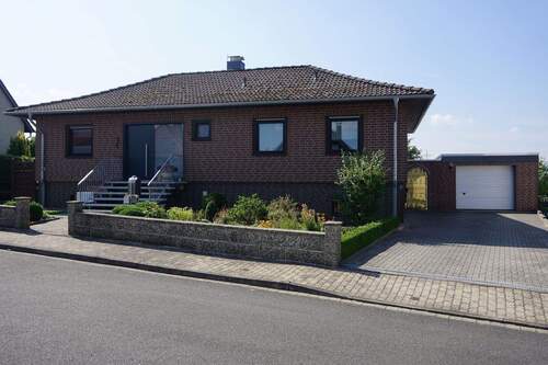Straßenansicht - Gut geschnittener Bungalow mit freiem Blick