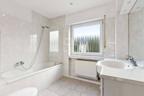 Zeitloses Badezimmer - Reihenmittelhaus mit 129,40 m² in Köln zum Kaufen