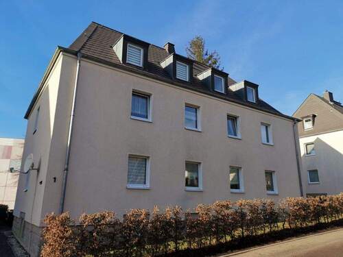 Ansicht Haus Straßenseite - 2 Zimmer Etagenwohnung in Reichenbach