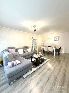 Wohnzimmer - 3 Zimmer-Wohnung mit Balkon, Pkw-Außenstellplatz und Keller