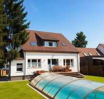 Viel Platz. Viel Flexibilität. Viel Potenzial. Saniertes Zweifamilienhaus mit großem Garten und Pool - Potsdam Drewitz