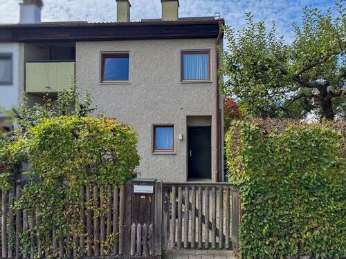 Eingangsbereich - 7 Zimmer Doppelhaushälfte zum Kaufen in Burghausen